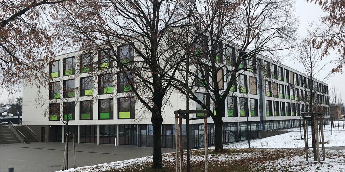 Außenansicht Realschule in Taufkirchen.