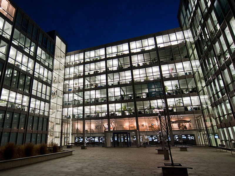 Nachtaufnahme vom Firmengebäude Krones AG.
